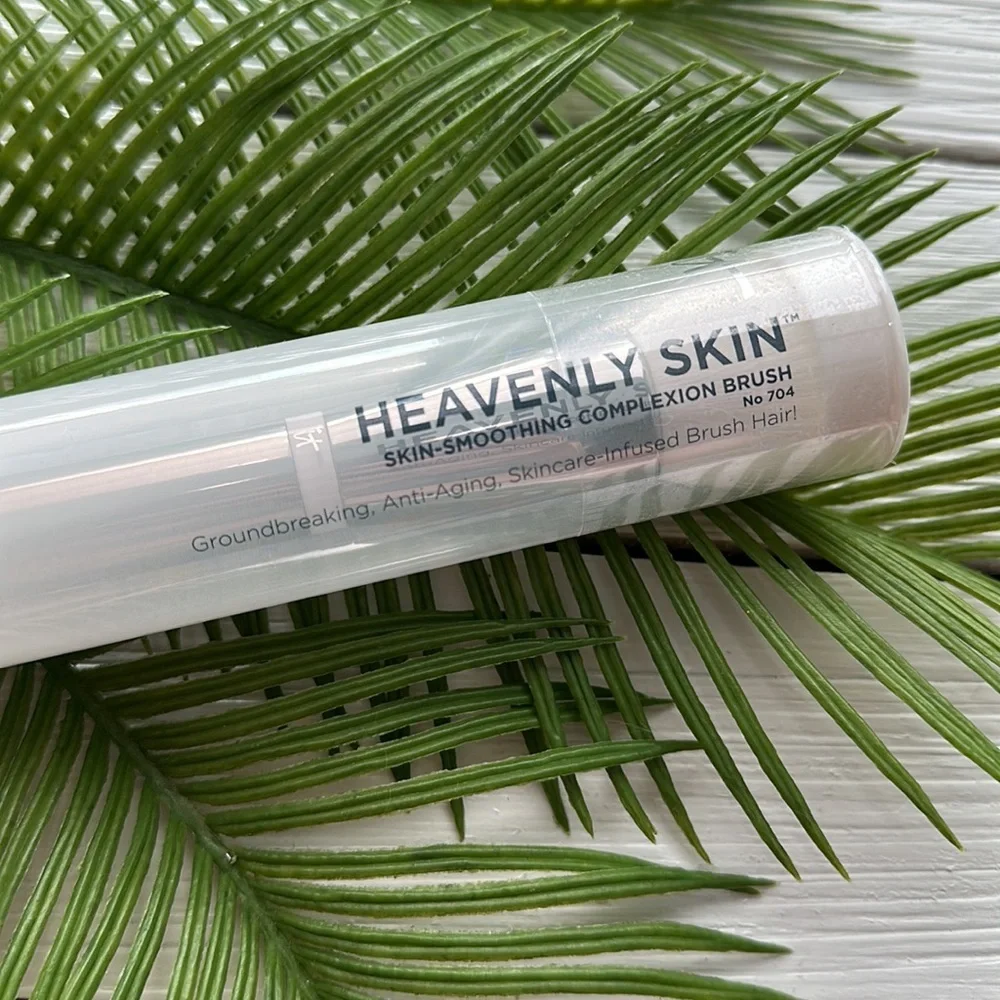 NWT IT Cosmetics Heavenly Skin Complexion Brush No 704
